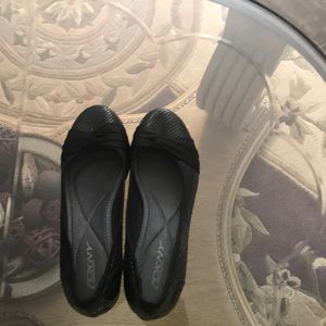 Black DKNY black dress shoes.